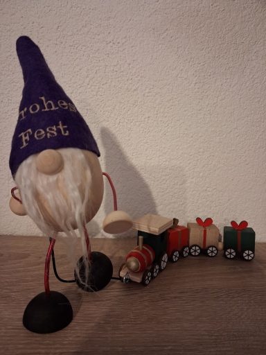 Weihnachtszwerg mit Eisenbahn 20 €